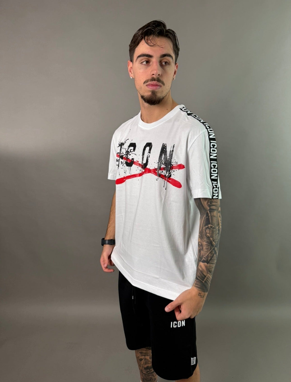 icon t-shirt uomo su fondo spalla
