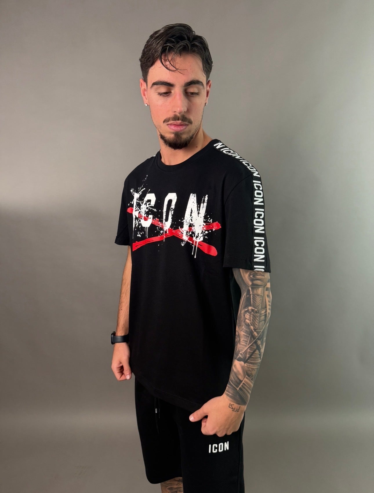 icon t-shirt uomo su fondo spalla