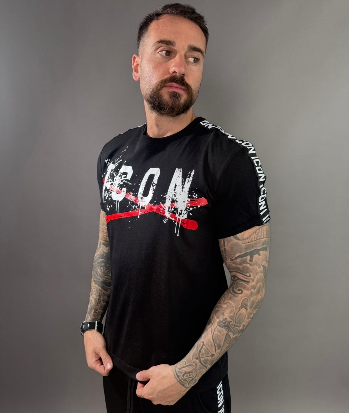 icon t-shirt uomo su fondo spalla